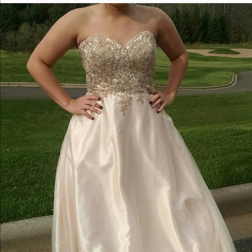 👗Cecily Brown Gold Studded strapless prom dress - Picture 8 of 8